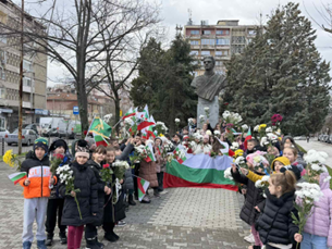 С почит към Апостола: Учениците от втори клас пред паметника на Васил Левски - 3 ОУ Димитър Талев - Благоевград